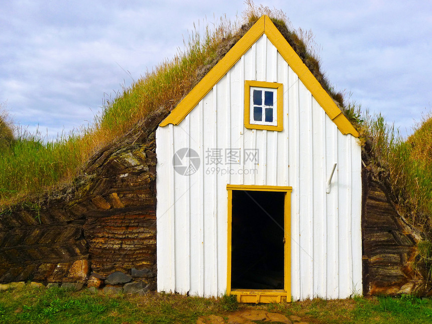 冰岛传统地皮屋顶房图片