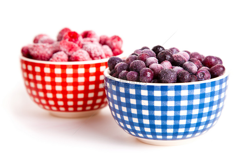 碗里有冰冻的果子和浆果 用白面粉食物白色工作室黑色覆盆子蓝色红色水果图片