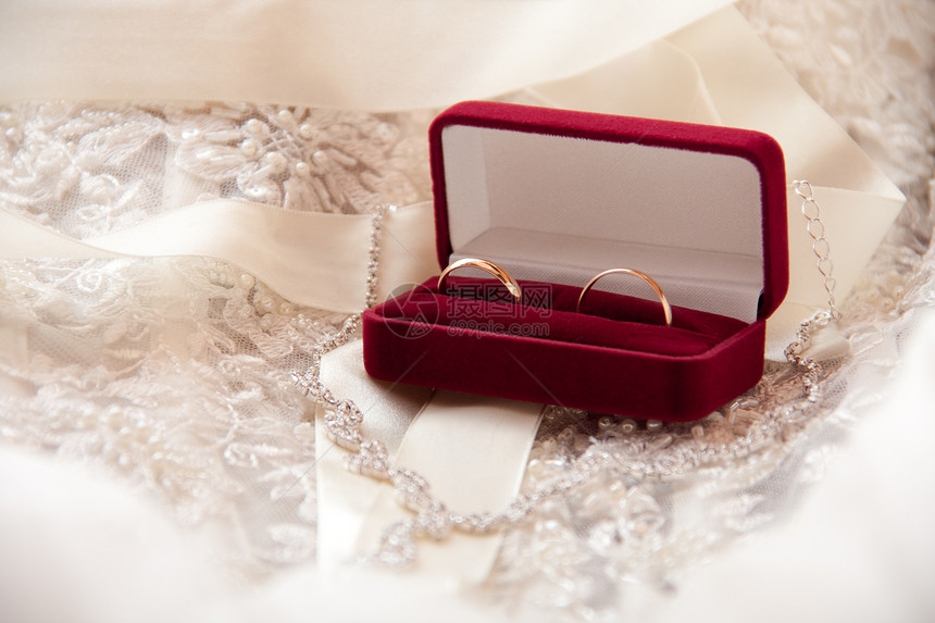 盒子里有两个结婚戒指庆典婚纱裙子夫妻婚礼珠宝图片