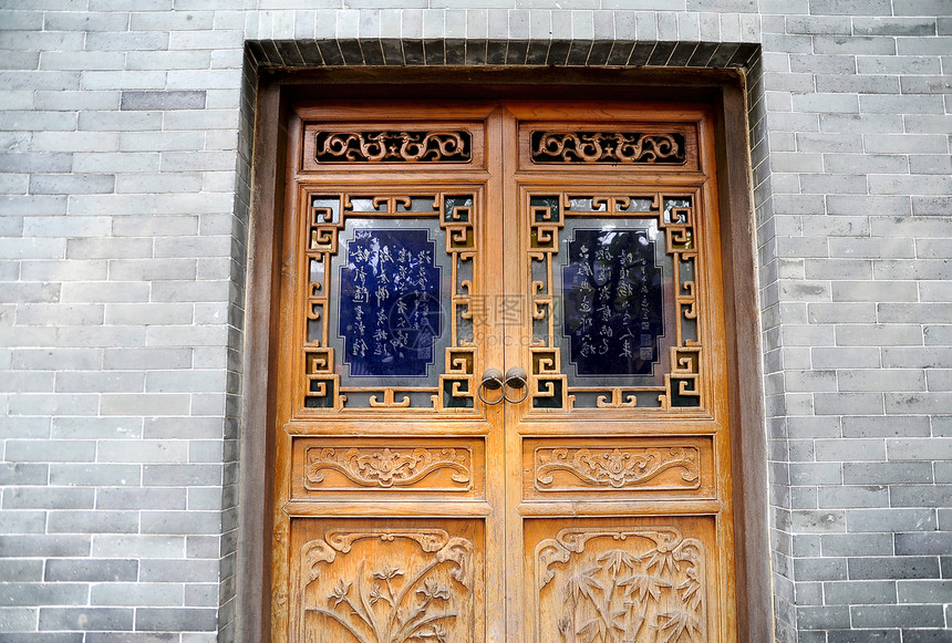 佛寺的门房子木头黄色砖墙入口雕刻风格图案建筑风格门把手图片