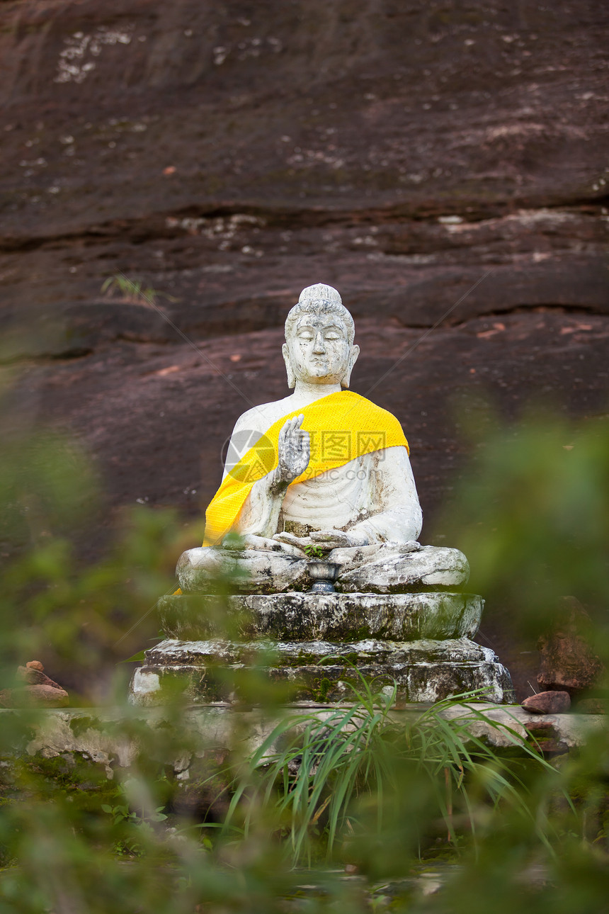 泰国布达雕像的景象雕塑上帝文化金子寺庙天堂旅行宗教背光佛教徒图片