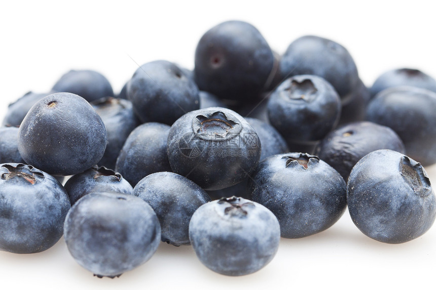 在白色背景上孤立的蓝莓覆盆子宏观甜点水果叶子浆果季节植物产品果汁图片