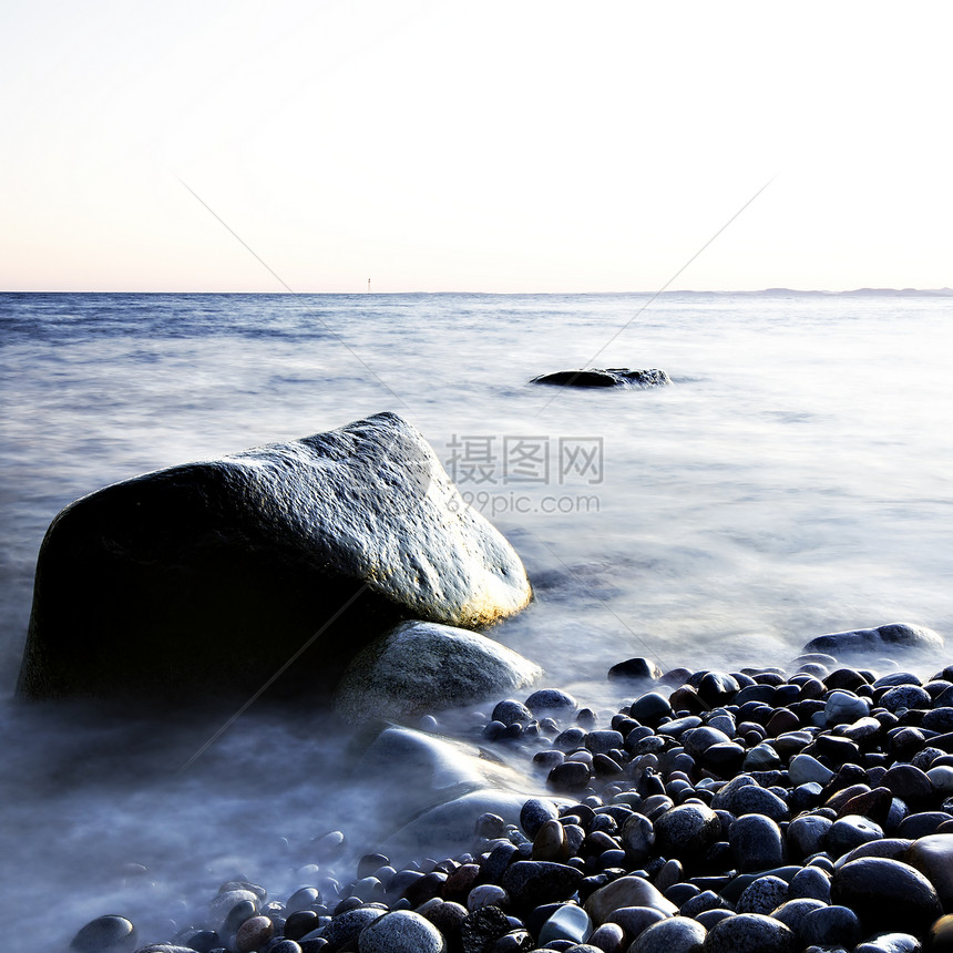 莫埃伦 挪威海洋滚动波浪蓝色天空风景反射薄雾峡湾岩石图片