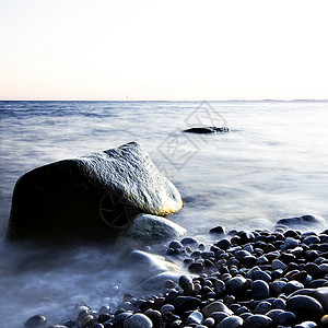 莫埃伦 挪威海洋滚动波浪蓝色天空风景反射薄雾峡湾岩石背景图片