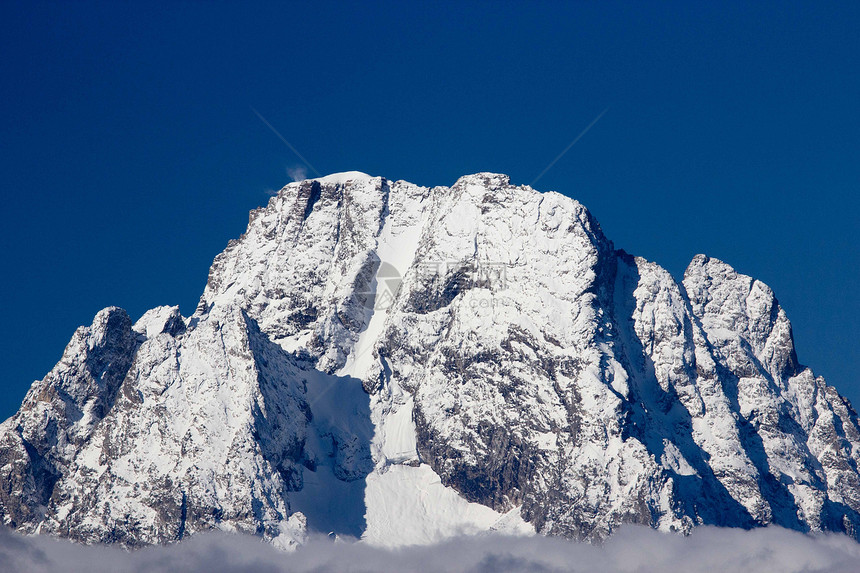 雪覆盖峰图片