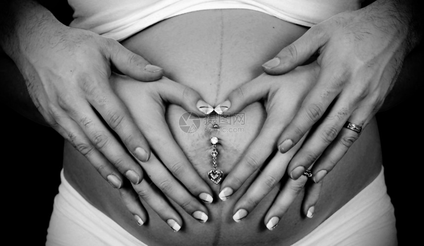 孕妇腹部的心脏形状情怀家庭情感夫妻婴儿戒指感情女性身体产妇图片