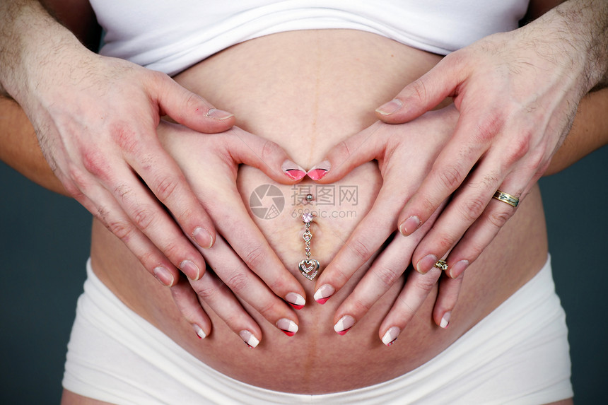 孕妇腹部的心脏形状戒指产妇母性妈妈生活家庭爸爸感情身体母亲图片