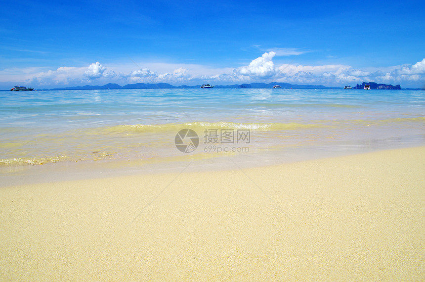 沙滩和热带海晴天放松冲浪天空阳光海岸支撑太阳蓝色海洋图片