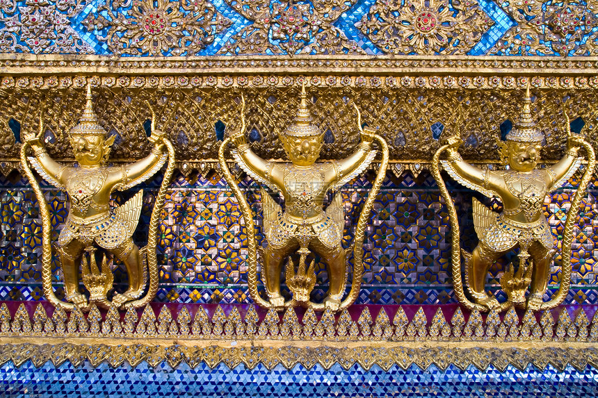 泰国宫殿的金加露达旅行尖塔雕塑建筑学旅游历史国王财富金子宗教图片
