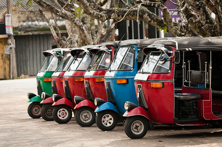 笃笃Tuktuk作为出租车 是一个受欢迎的亚洲人运输工具大灯街道老鼠运输轮子车辆三轮车合金蓝色头灯背景