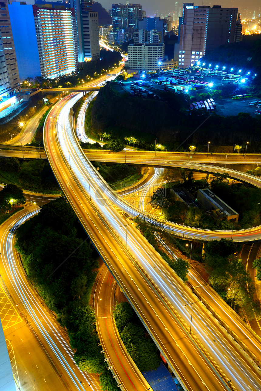 在现代城市的夜间高速公路风景路口运输交通划分车辆运动速度街道场景图片