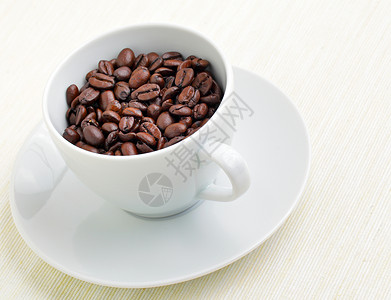 咖啡杯中的豆子芳香饮料美食咖啡奢华生活边界杯子时间种子背景图片