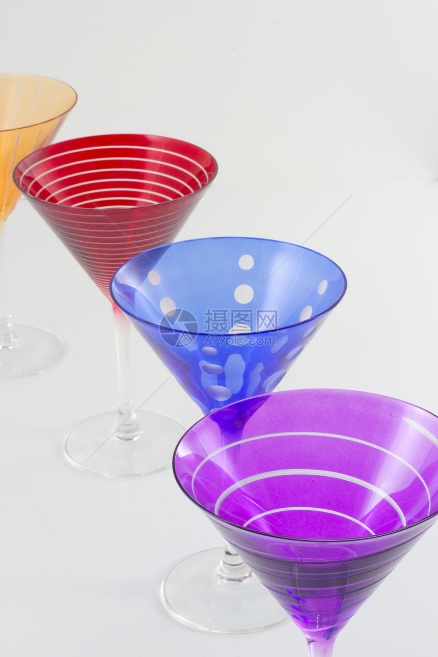 色彩多彩的马提尼眼镜紫色社会宇宙派对红色橙子玻璃酒吧社交大都会图片