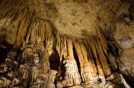 卢雷洞穴编队岩石地标游客钟乳石雪兰石笋旅行背景图片