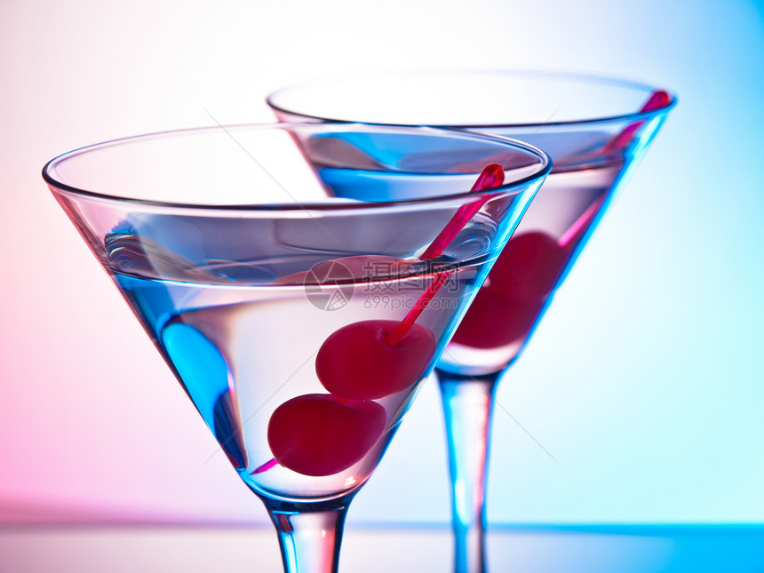 两杯马提尼蓝色玻璃酒精红色饮料享受紫色反射活力夜店图片