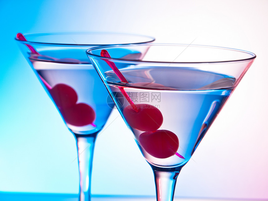 两杯马提尼蓝色活力紫色享受反射酒精夜店红色饮料玻璃图片