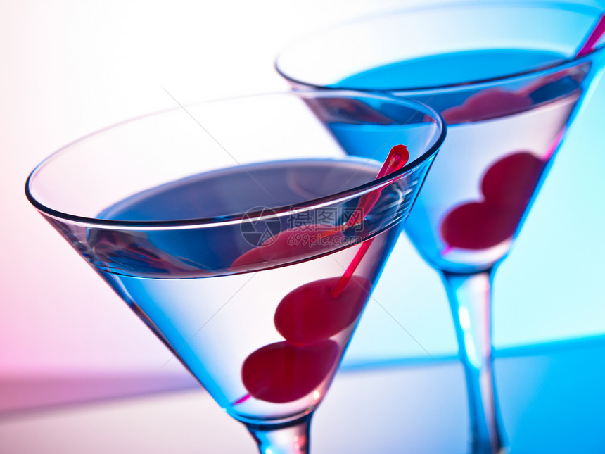 两杯马提尼红色活力紫色酒精夜店蓝色反射玻璃享受饮料图片