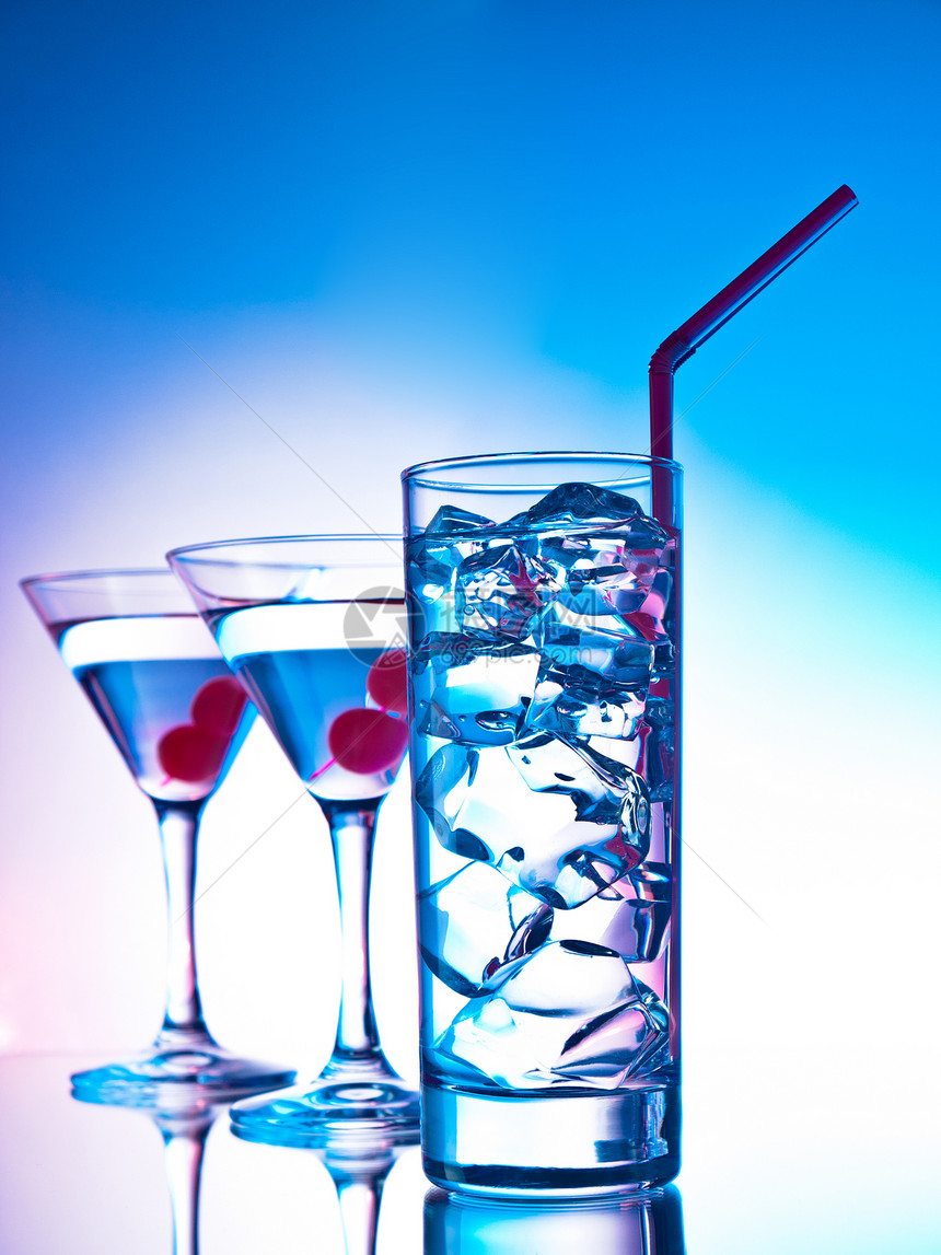 三杯鸡尾酒稻草酒吧反射立方体活力苏打饮料紫色蓝色酒精图片