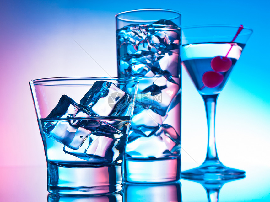 三杯鸡尾酒享受蓝色玻璃紫色夜店酒吧立方体反射粉色酒精图片