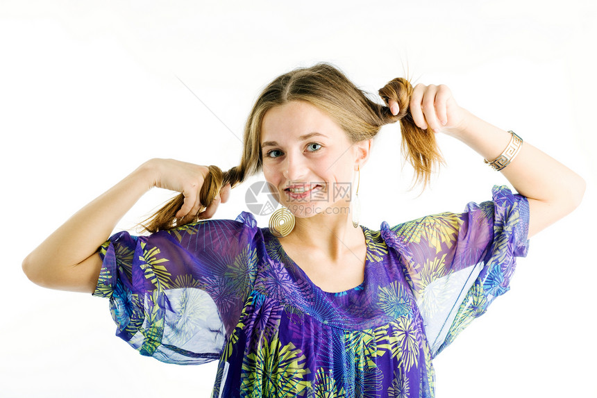有趣的女孩紫色微笑女士耳朵裙子衣服头发图片