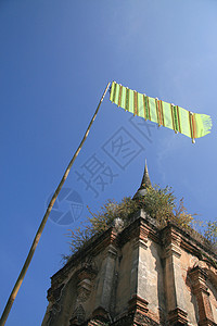 芒塔拉纳基旧塔和拉纳旗背景