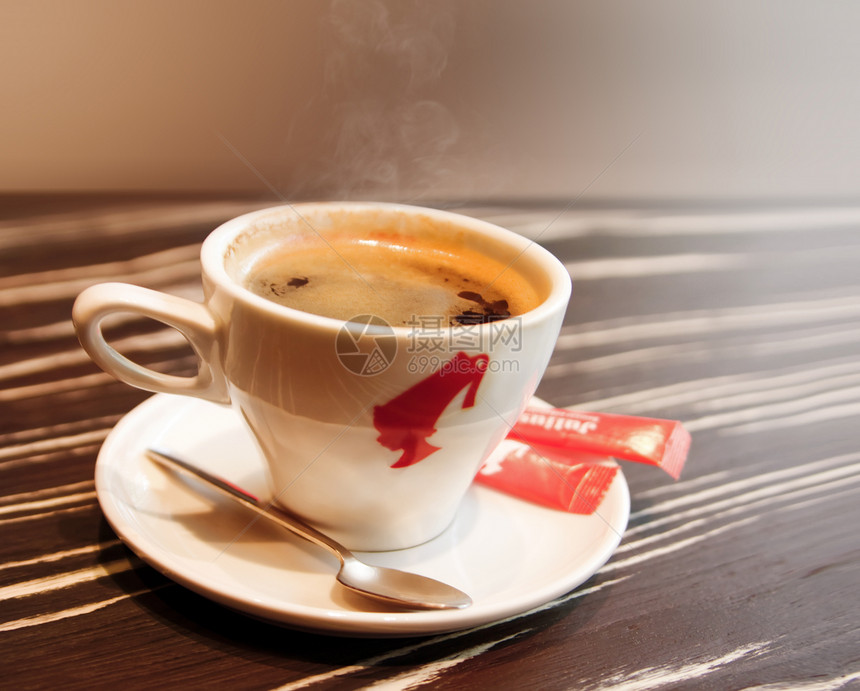 一杯黑咖啡勺子早餐杯子木头飞碟活力黑色咖啡图片