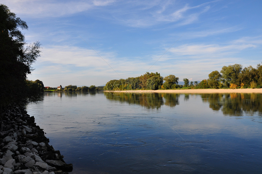 巴伐利亚多瑙河银行海滩水域支撑溪流树木图片