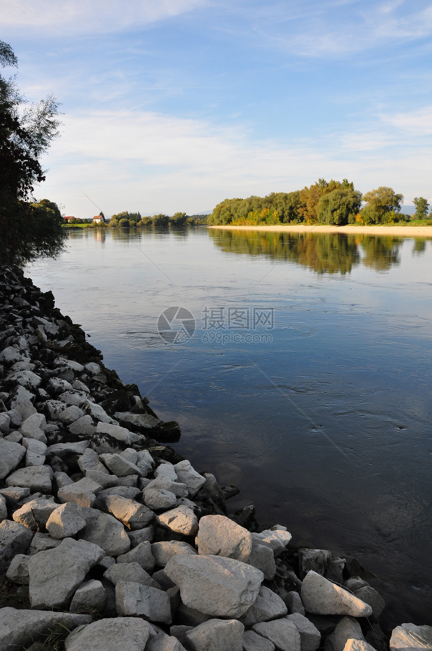 巴伐利亚多瑙河海滩树木支撑溪流水域银行图片