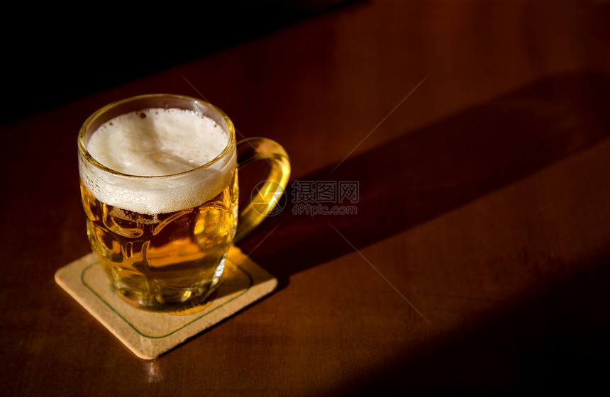啤酒杯杯木头泡沫酒吧酿造黄色水平琥珀色酒精液体气泡图片