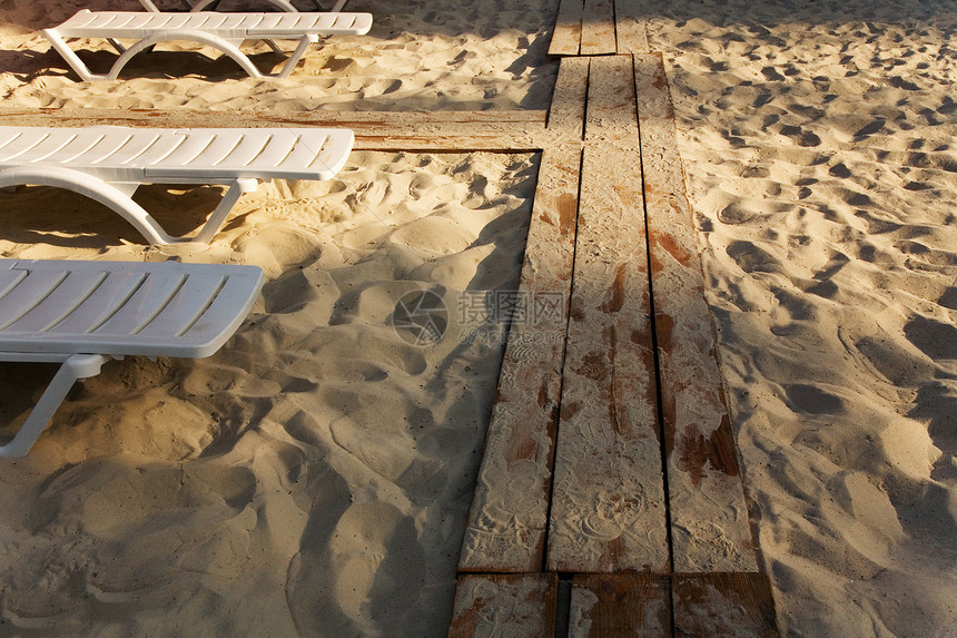 在海滩的晚上木板水平日落旅游木头阴影椅子假期白色图片