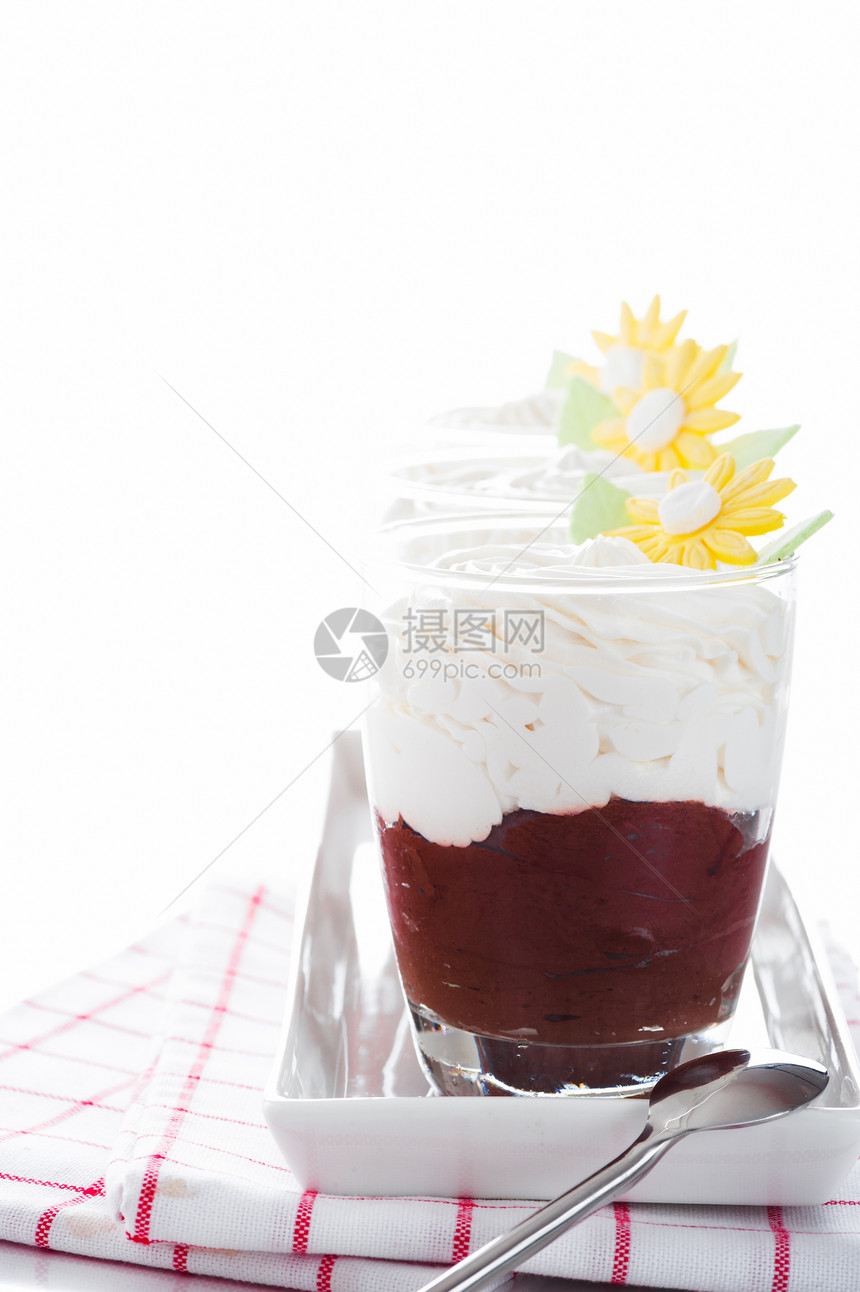 一杯杯子 白背面有薄荷巧克力酱和奶油早餐烹饪玻璃可可盘子食物饮料巧克力美食勺子图片
