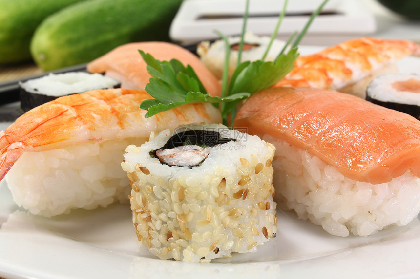 寿司零食美食黄瓜盘子餐厅食物酱油海藻萝卜用餐图片