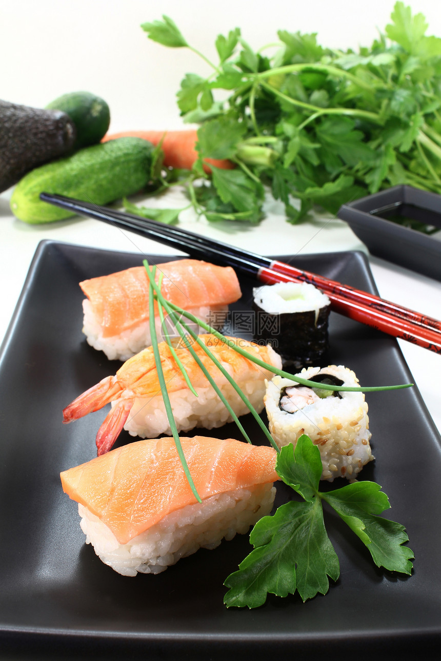 寿司黄瓜海藻美食食物用餐餐厅萝卜酱油盘子零食图片