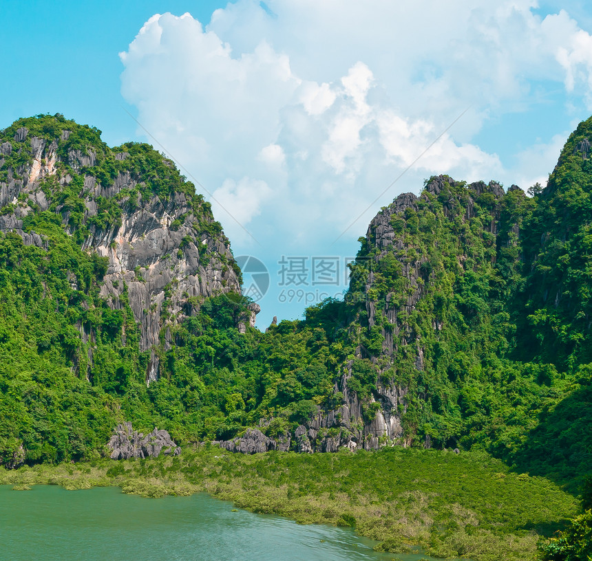 哈隆湾的岩石悬崖旅游假期树木国家海景遗产巡航旅行天空图片