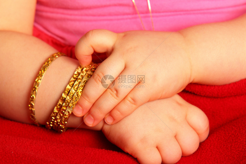 婴儿手新生手指投标父母手腕新生儿关爱黄色护理育儿图片