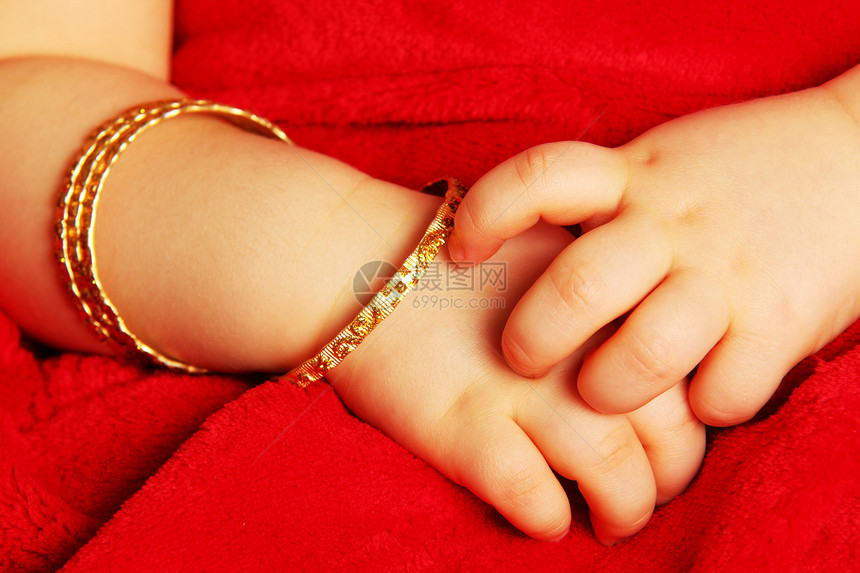婴儿手黄色新生儿手腕关爱金子投标育儿新生父母手镯图片
