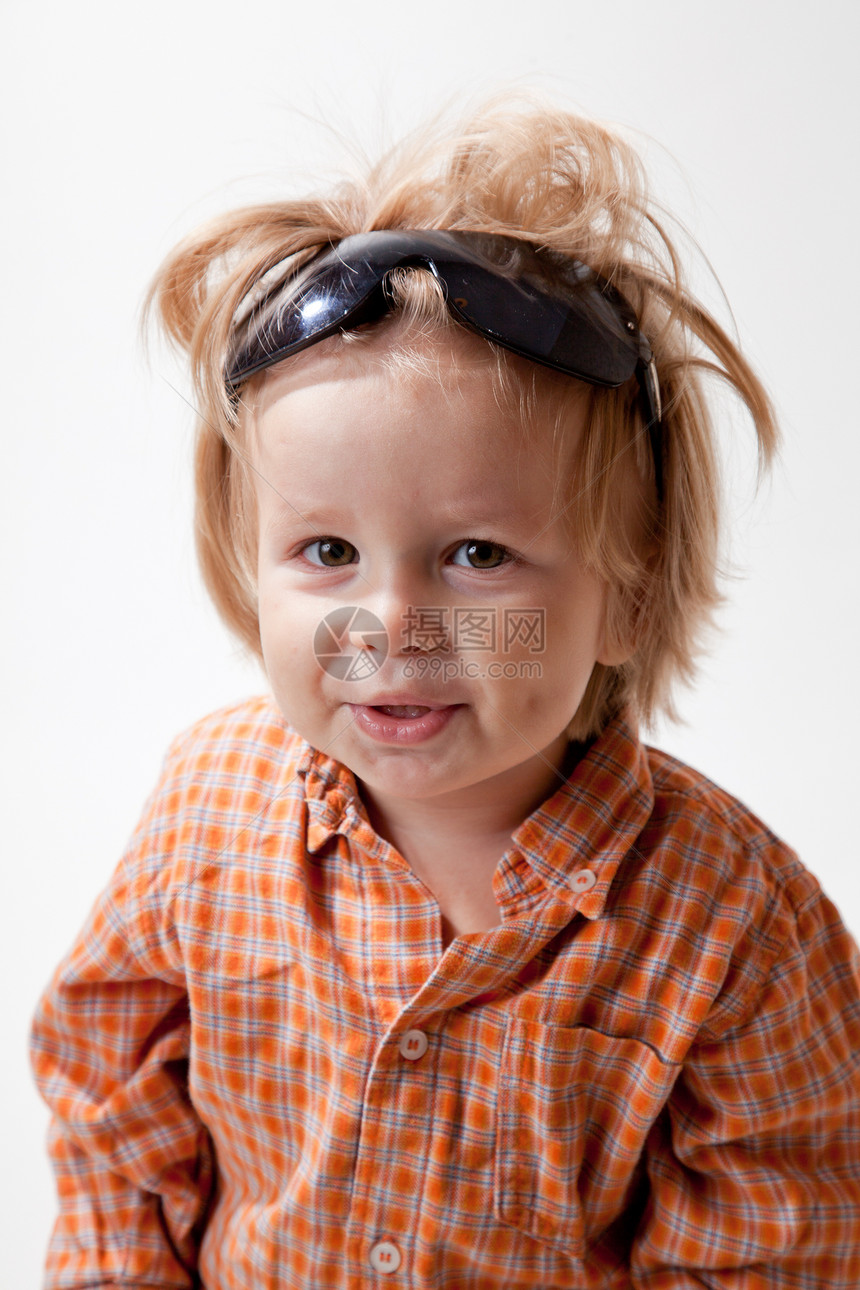 可爱小男孩的肖像金发女郎男性衣服童年男生婴儿眼镜乐趣孩子金发图片