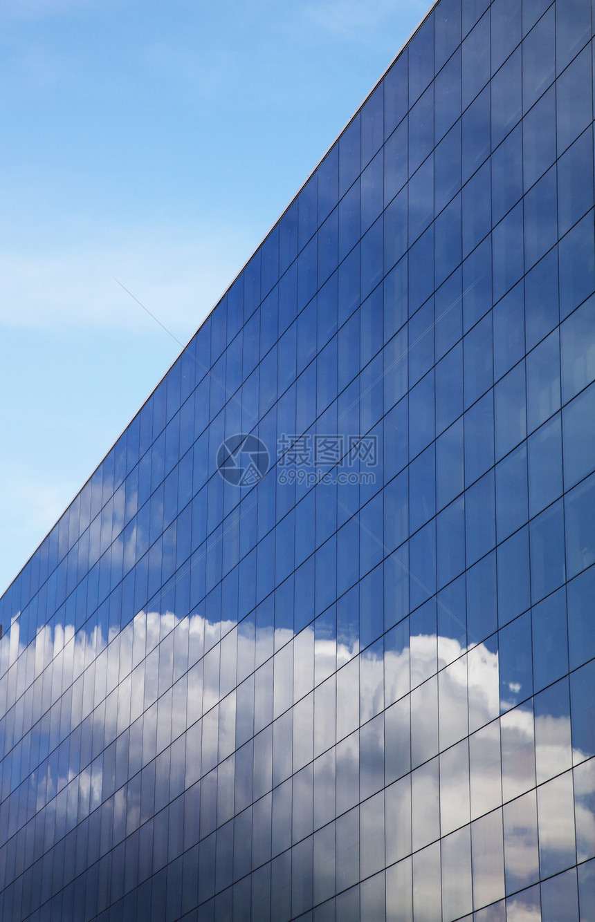 现代办公楼和蓝天空反射玻璃财产白色天蓝色天空城市建筑学窗户商业摩天大楼图片