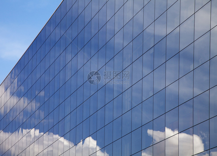 现代建筑和蓝天空反射摩天大楼商业白色天空城市财产办公室建筑学窗户天蓝色图片