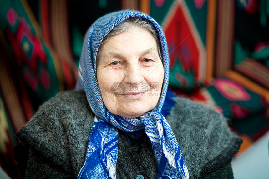 外祖母退休母亲老化幸福灰色女性微笑皱纹成人图片