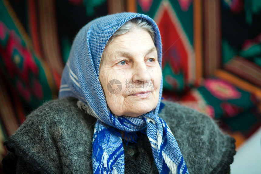 老年妇女老化灰色成人祖母女士女性皱纹退休图片