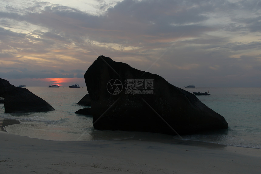 日出在沙滩上海滩旅行天堂岩石海洋岛屿巨石海岸树木避风港图片