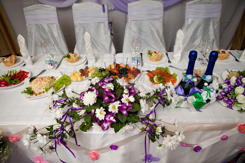 婚桌水晶花朵花束婚姻瓶子椅子午餐水果奢华刀具图片