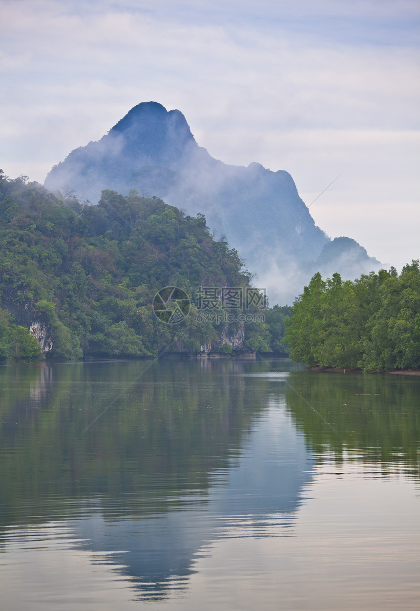 带山的河流旅行异国情调红树热带美丽海浪天空岩石天气图片