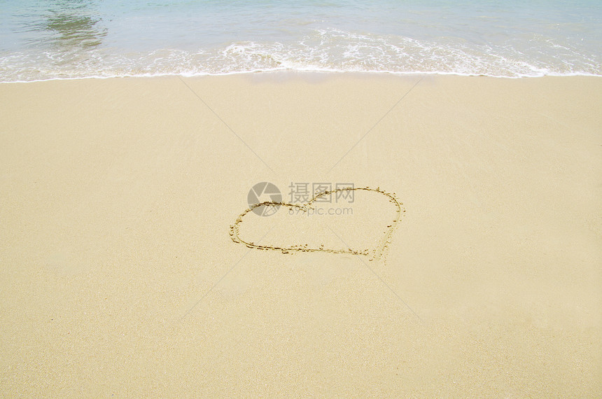 心在沙中牵动季节想像力支撑晴天海岸绘画泡沫蓝色海洋假期图片