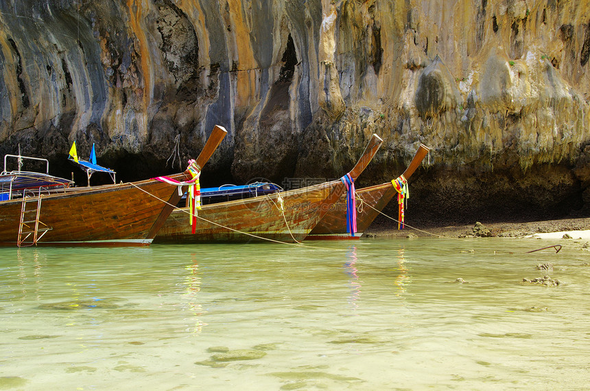 泰国在泰国的海上船只旅行运输假期支撑地平线岩石蓝色海滩尾巴晴天图片