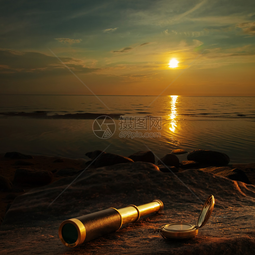 望远镜放大镜工具镜片海洋巨石海滩管子日落探索石头图片