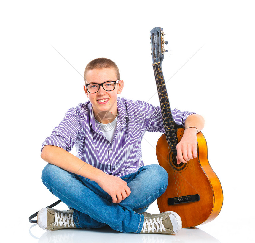 具有经典西班牙语吉他男孩音乐学习男性艺术乐趣旋律音乐家乐器戏剧停留图片
