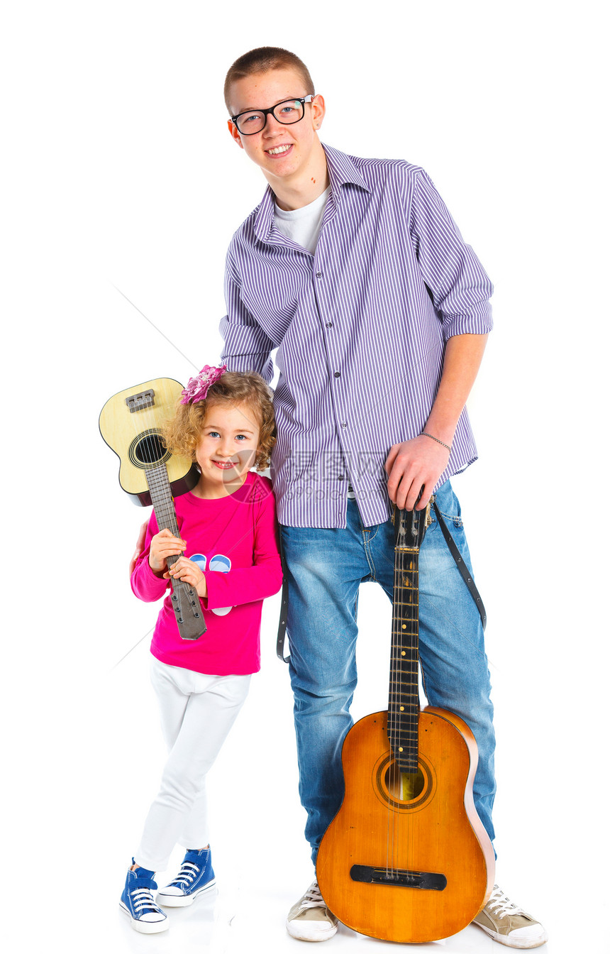 具有经典西班牙语吉他男孩乐器朋友快乐牛仔裤学习孩子音乐吉他手乐趣女孩图片