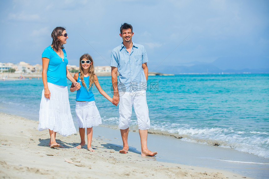 家庭在热带海滩玩乐孩子假期女儿父母海滨享受海岸婴儿异国喜悦图片